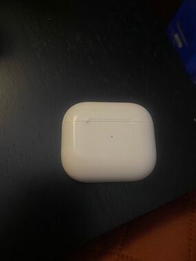 Apple White Earbuds Charging Case